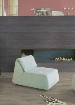 Salon con suelo laminado Kaindl Roble Pleno K4350-23