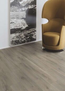 Salon con suelo laminado Kaindl Roble Pleno K4350-3