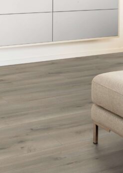 Salon con suelo laminado Kaindl Roble Pleno K4350-4