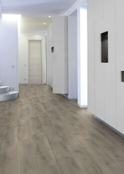 Salon con suelo laminado Kaindl Roble Pleno K4350-5