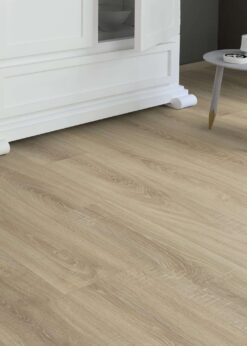 Salon con suelo laminado Kaindl Roble Rosarno 37526-12