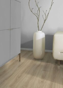 Salon con suelo laminado Kaindl Roble Rosarno 37526-13