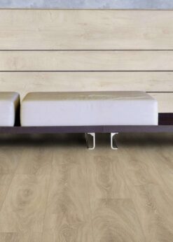 Salon con suelo laminado Kaindl Roble Rosarno 37526-15