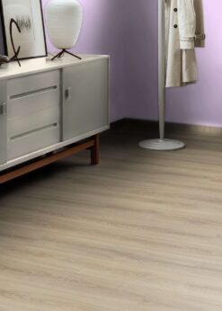 Salon con suelo laminado Kaindl Roble Rosarno 37526-18