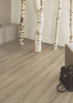 Salon con suelo laminado Kaindl Roble Rosarno 37526-19