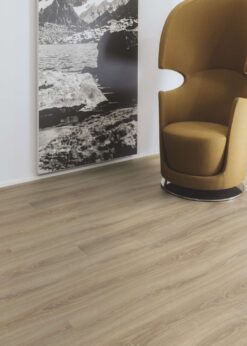 Salon con suelo laminado Kaindl Roble Rosarno 37526-20