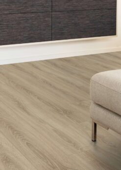 Salon con suelo laminado Kaindl Roble Rosarno 37526-21