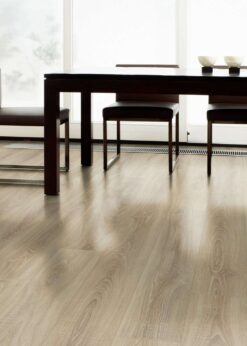 Salon con suelo laminado Kaindl Roble Rosarno 37526-9