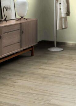 Salon con suelo laminado Kaindl Roble Tortona 37663 (3)