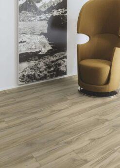 Salon con suelo laminado Kaindl Roble Tortona 37663 (5)