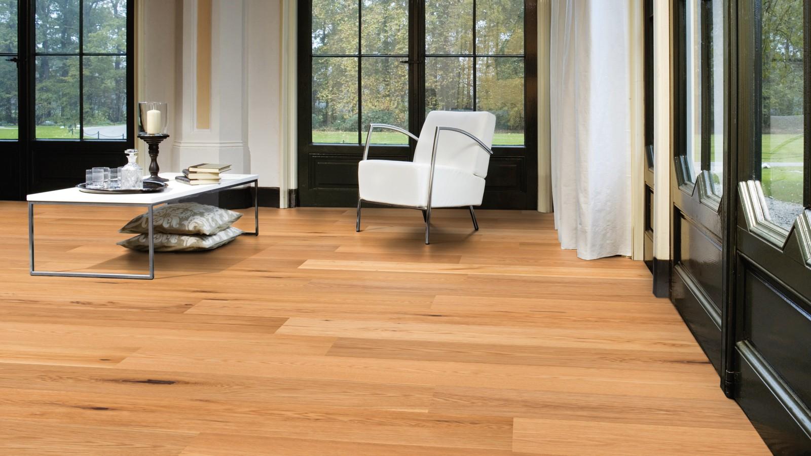 Parquet laminado roble - remate frente a una chimenea